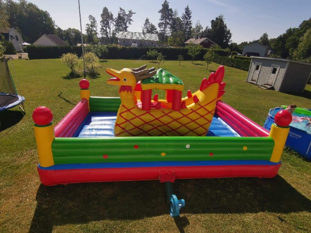 Stor hoppborg "draken" ca 6,5x4,5m plus fläkten
