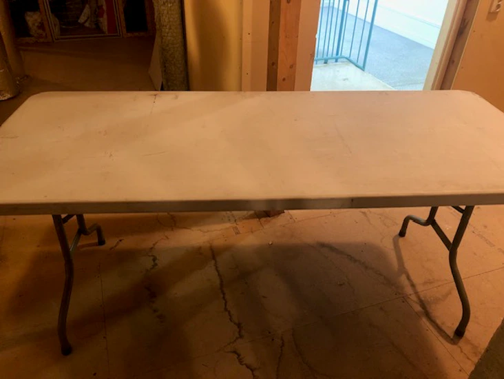 1 (2) stabilt bord 6 personer