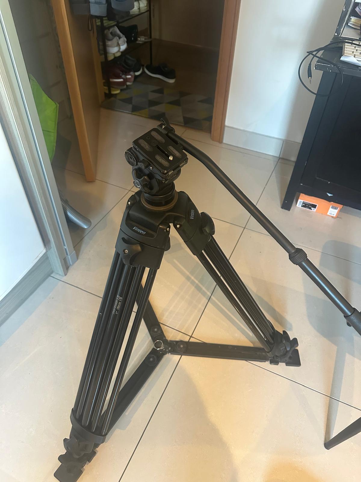 Vinten heavy duty tripod