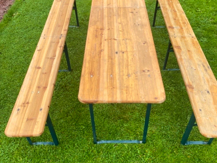 Bord med tillhörande bänkar