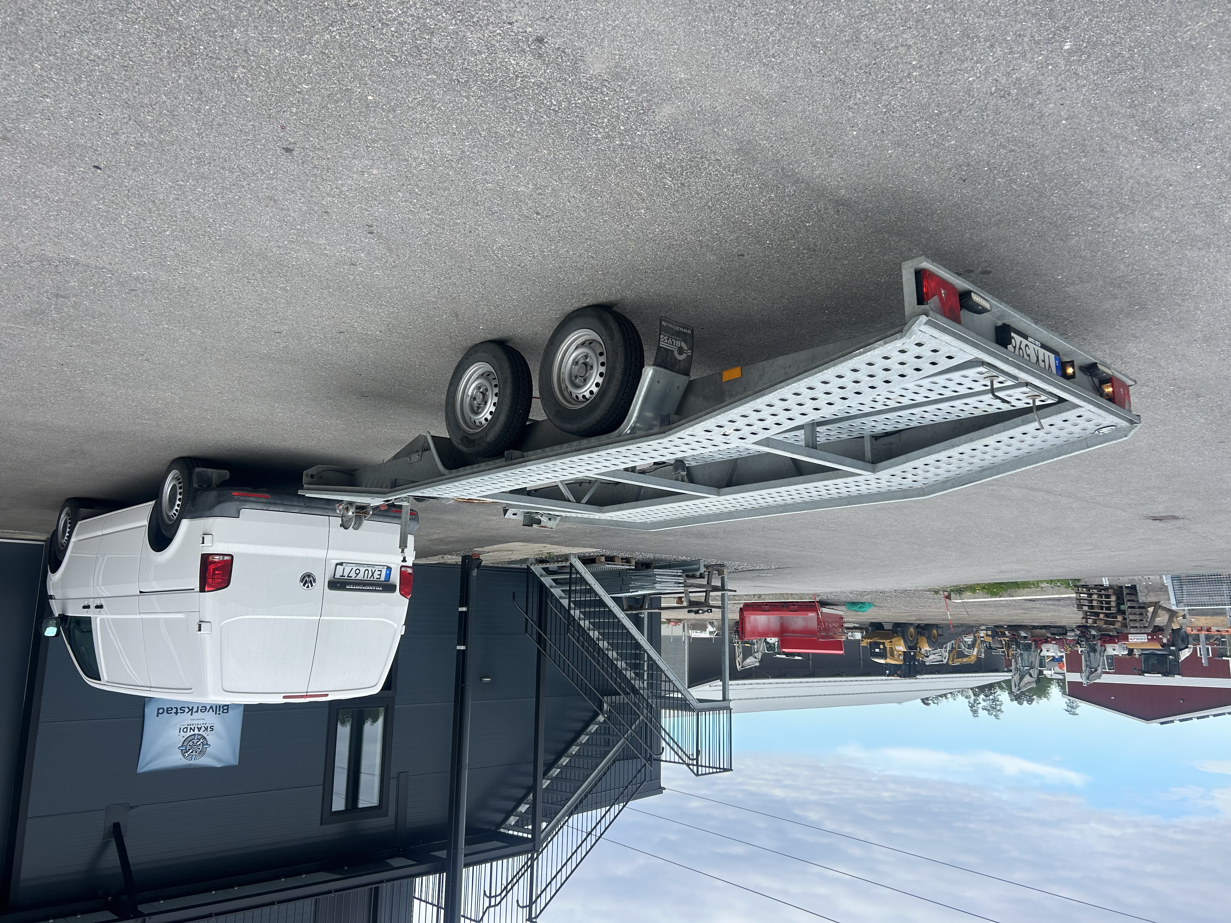 Automat dragbil skåpbil + bilsläp biltrailer biltransport lastvikt 1920kg på släpet