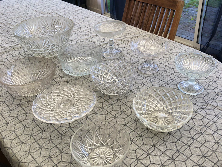 Kakfat och skålar i kristall