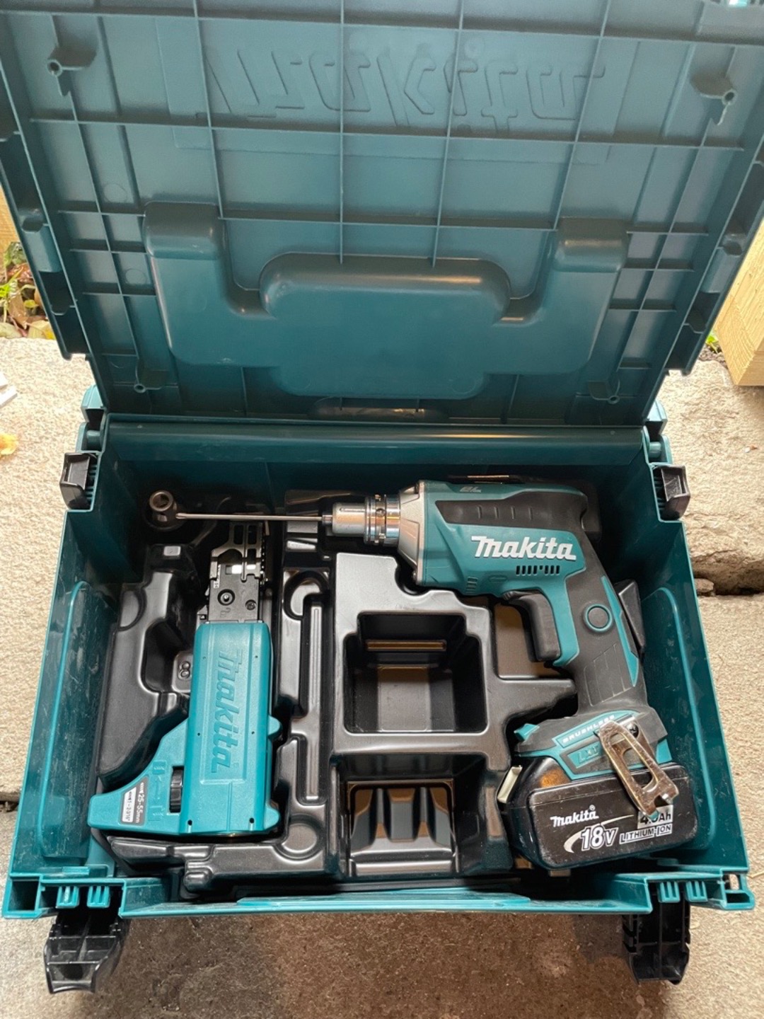 Makita gipsautomat for båndet skruer