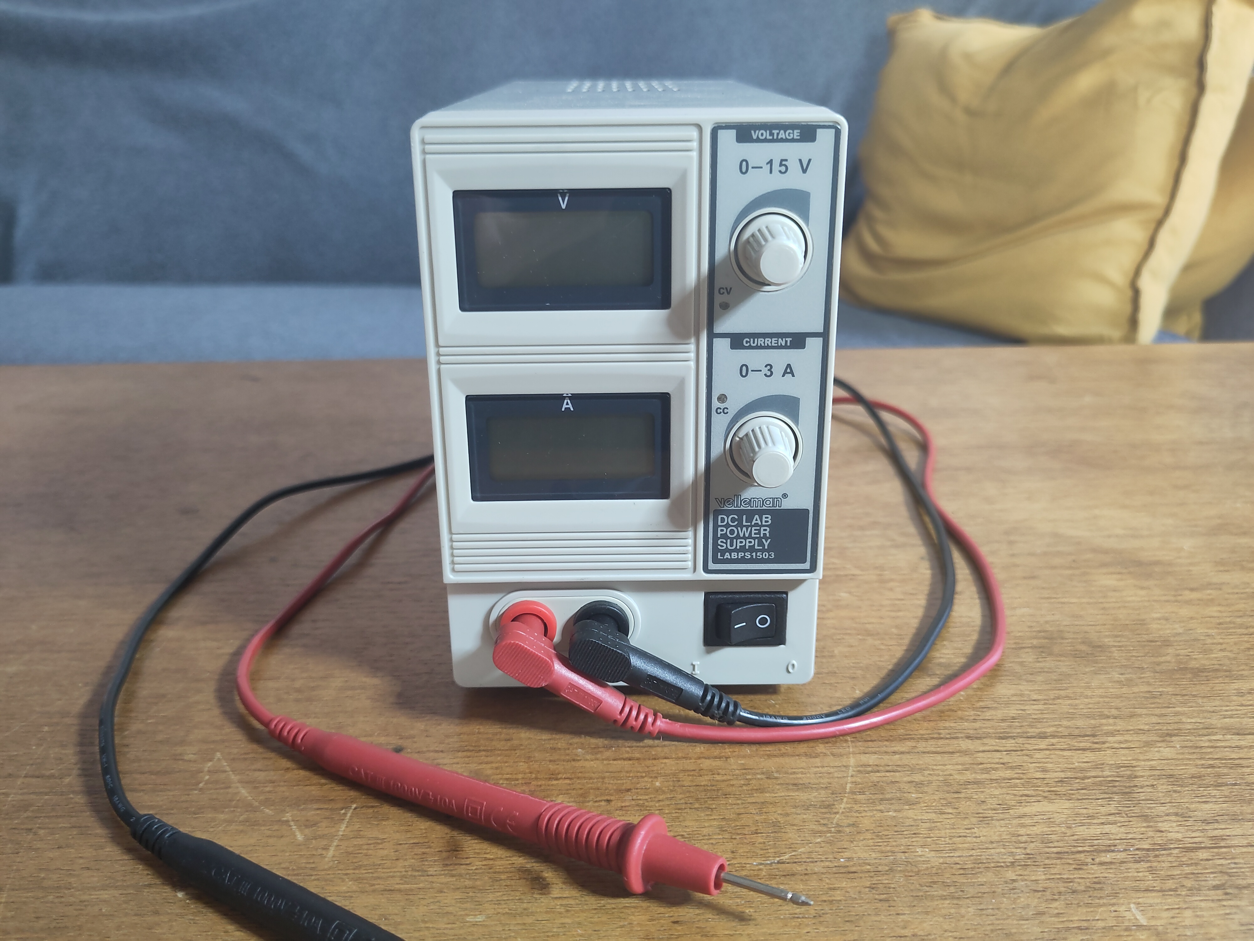 Velleman labps1503 säädettävä dc-virtalähde — bench power supply 0-15v / 0-3a