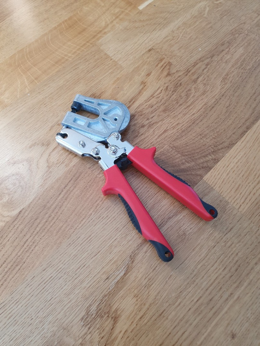 Fixertång för stålregel