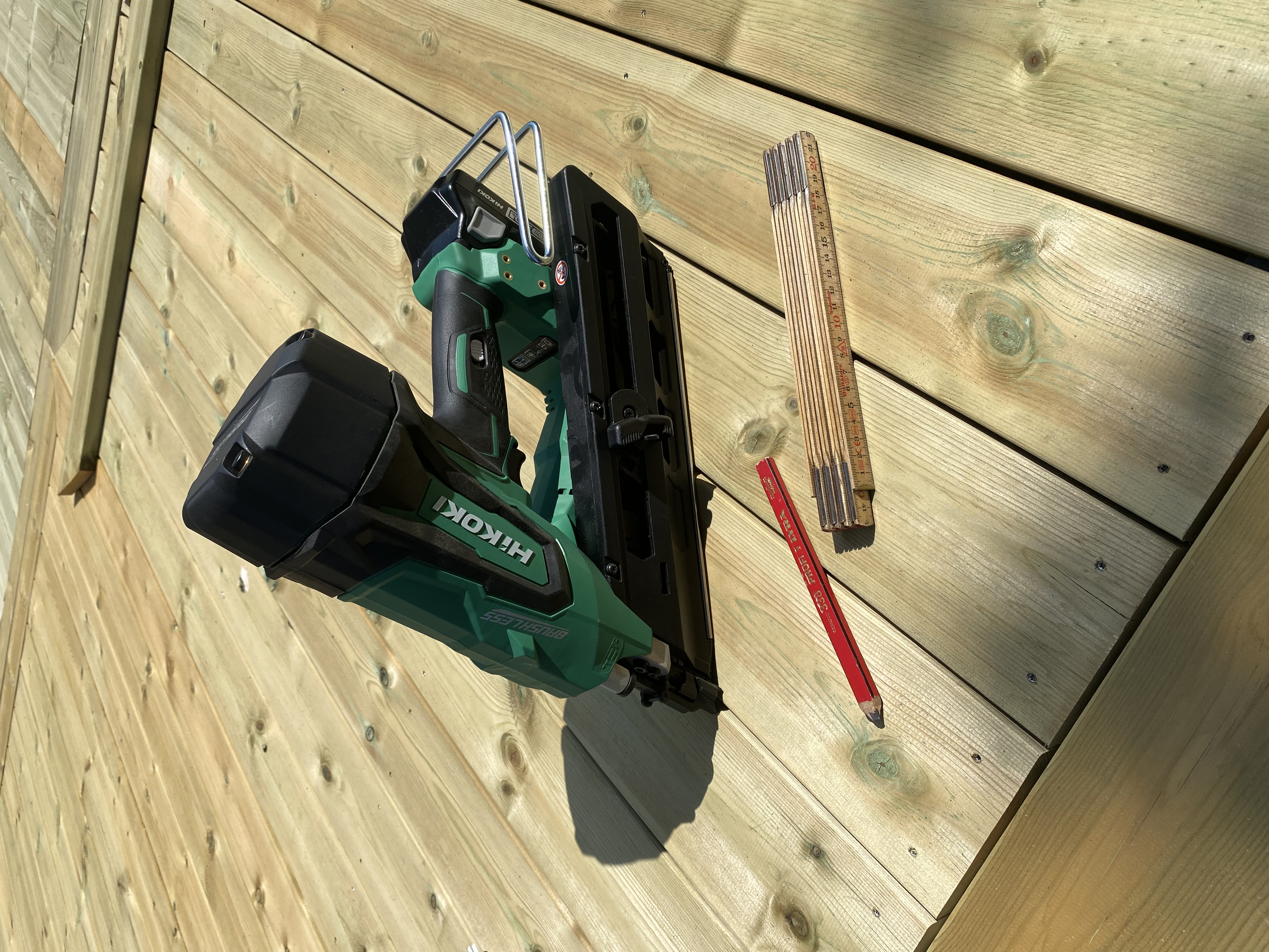 Kraftig 90mm batteri spikerpistol til leie – slipp kompressor og slanger!