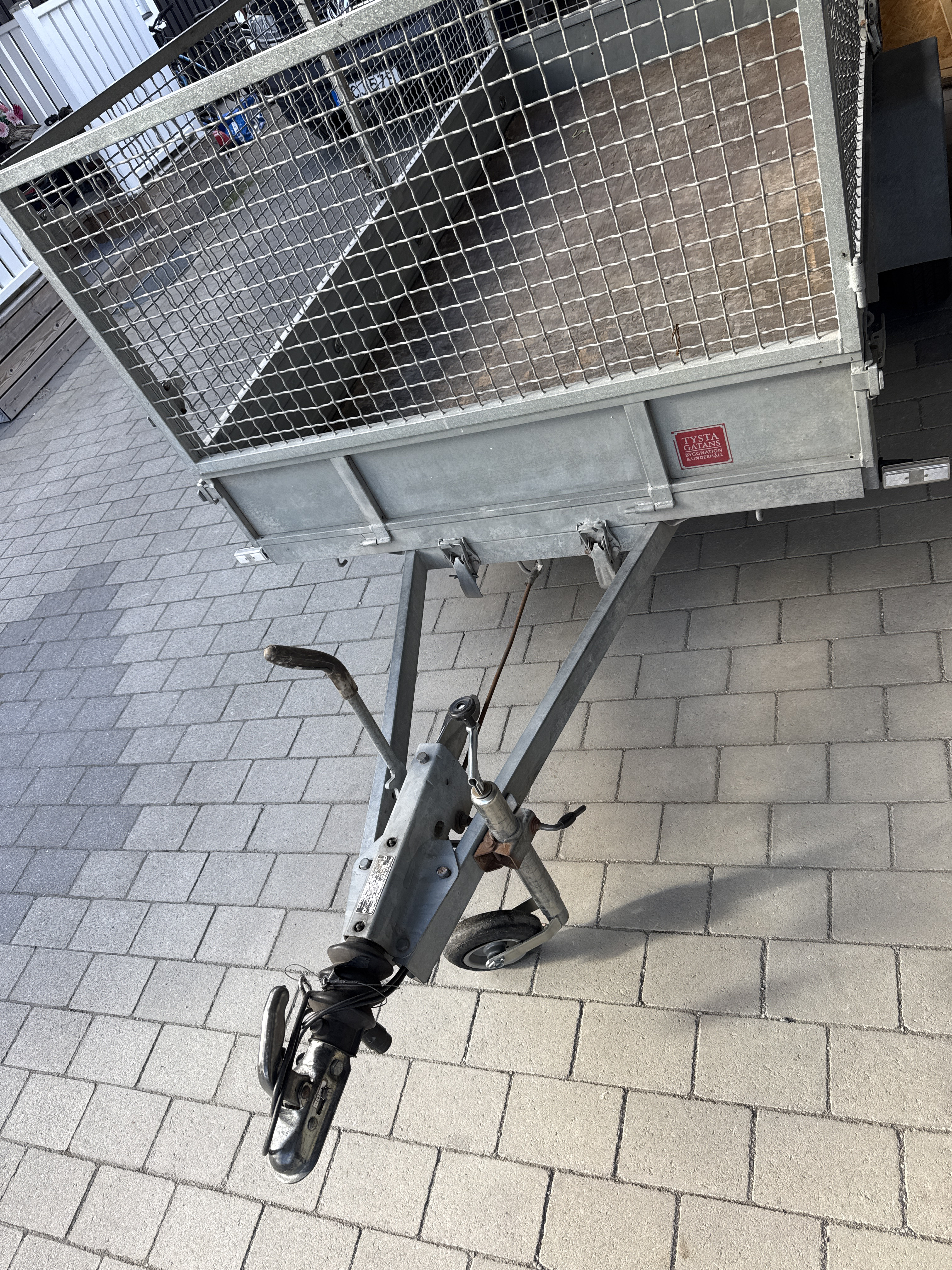 Smidig och rymlig släpvagn uthyres- perfekt för flytt och trädgård
