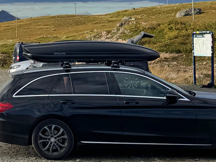 Iso thule pacific 700 suksiboksi volvon logoilla