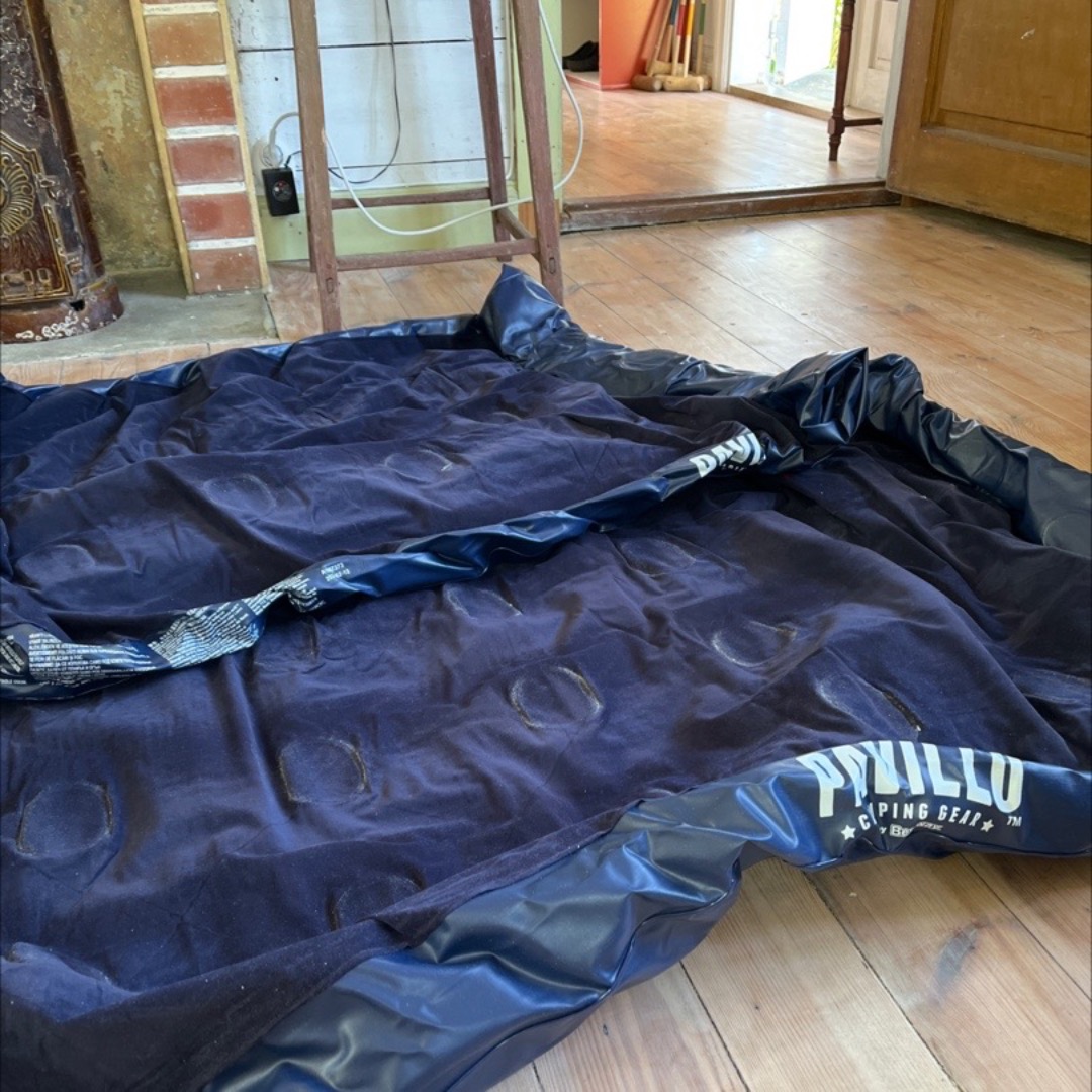 Två uppblåsbara madrasser