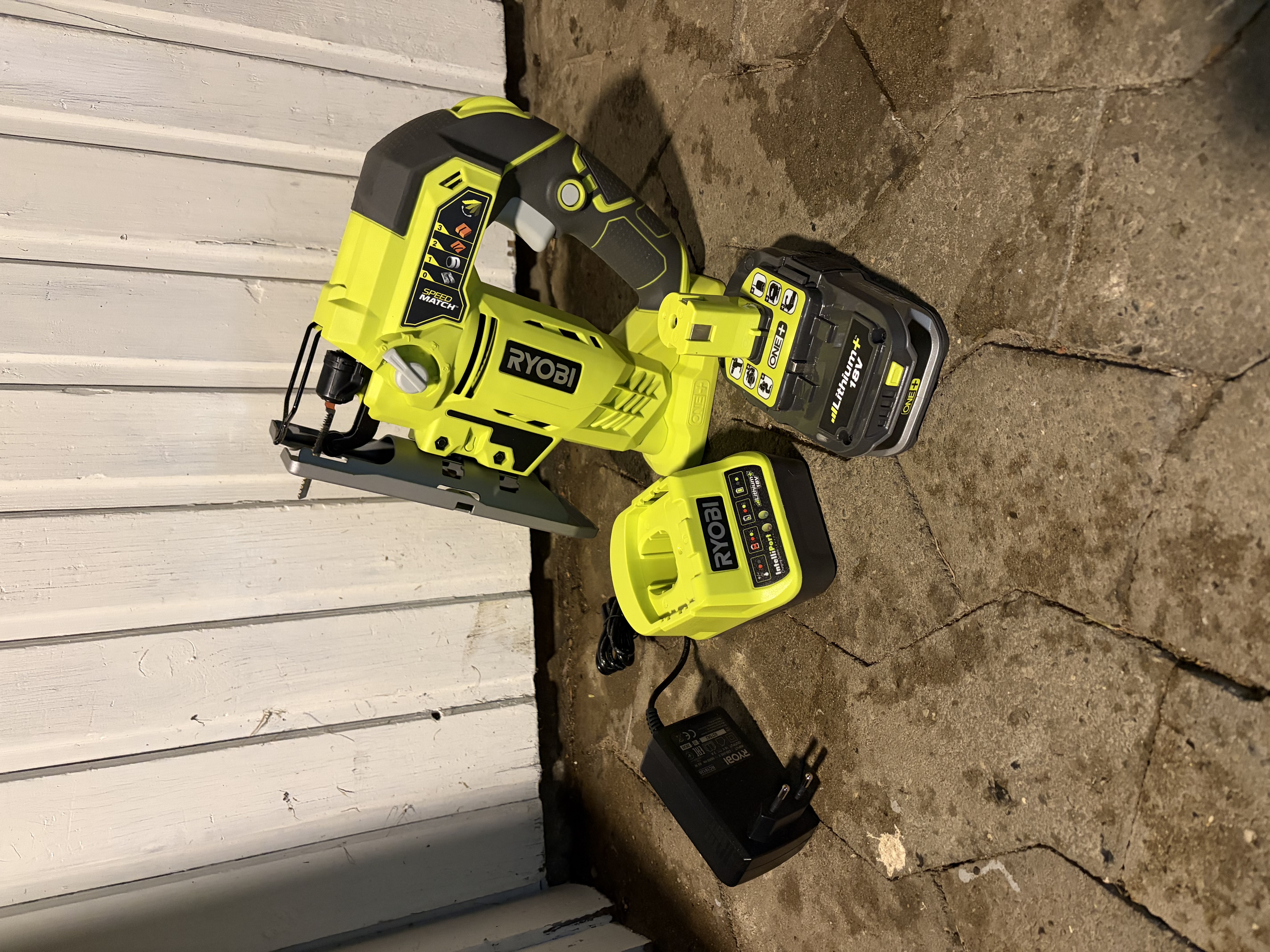 Ryobi stiksav med batteri og lader