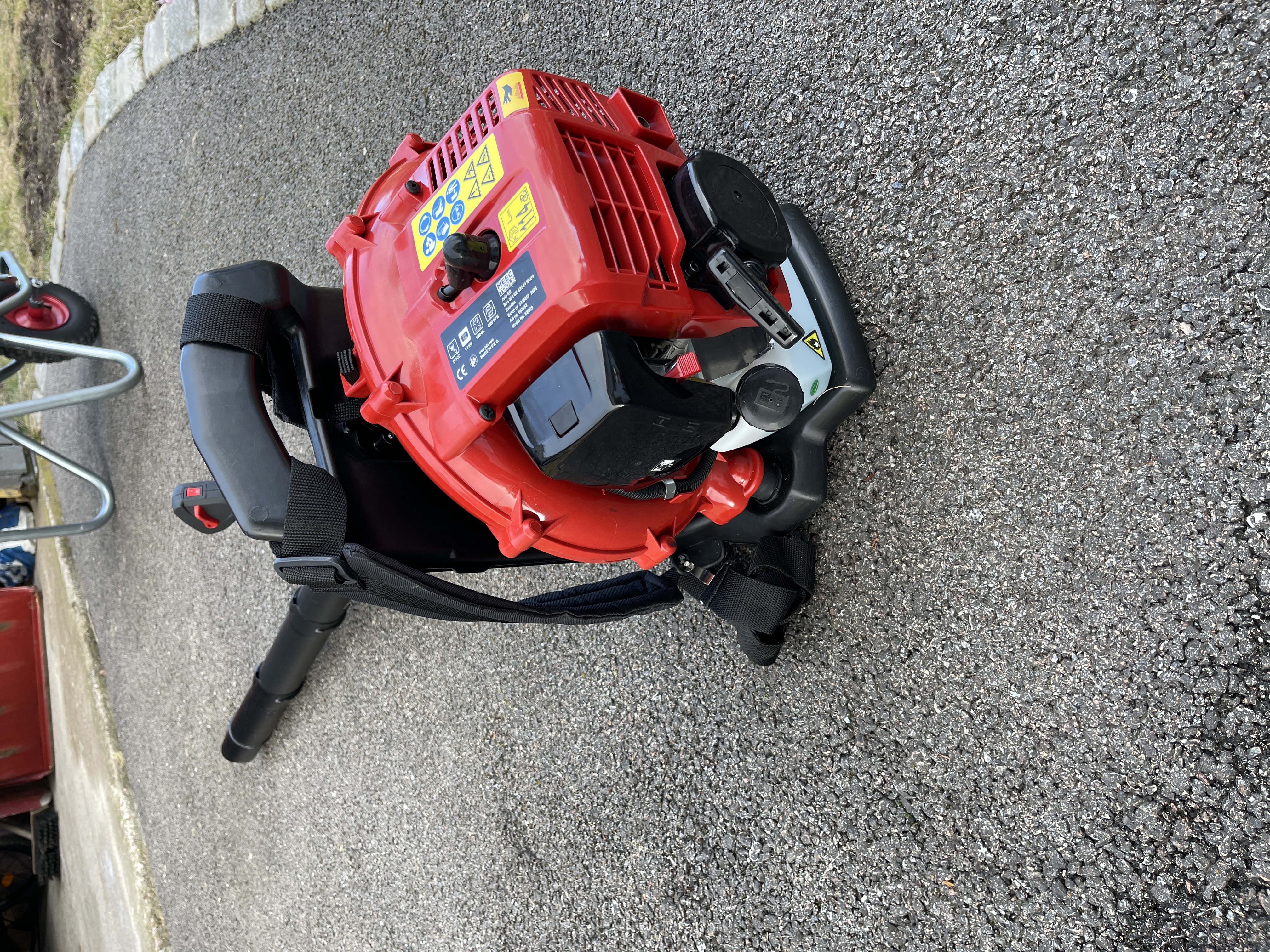 Bensindrevet løvblåser