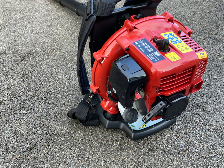 Bensindrevet løvblåser