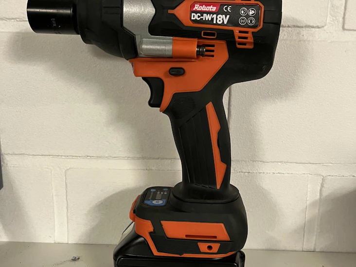 Akkupulttipyssy robota