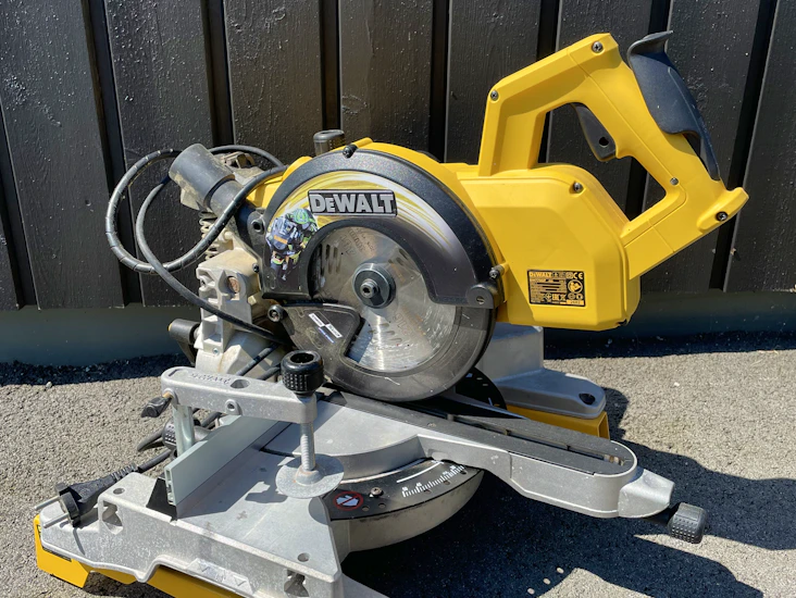 Dewalt kapp- og gjærsag med stativ