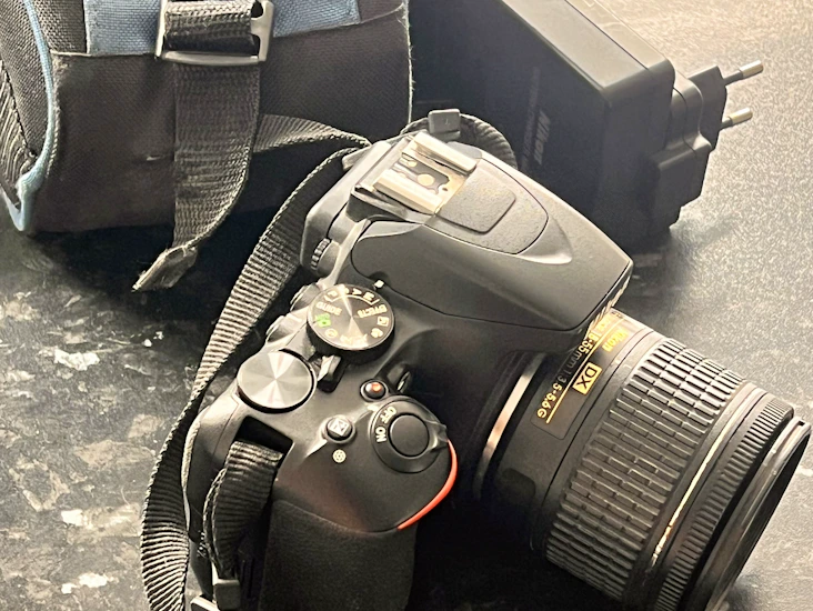Nikon d3500+18/55mm lens+ 1 battery+bag+sd card 64gb