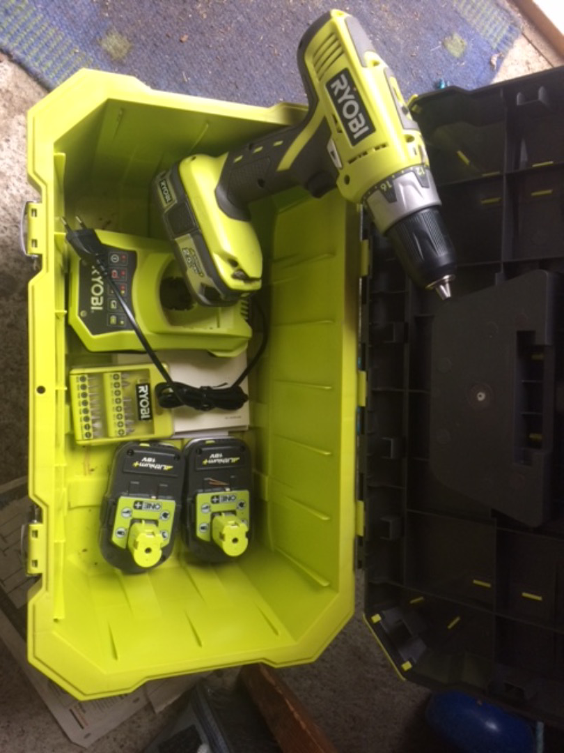 Skruvdragare med tre batterier