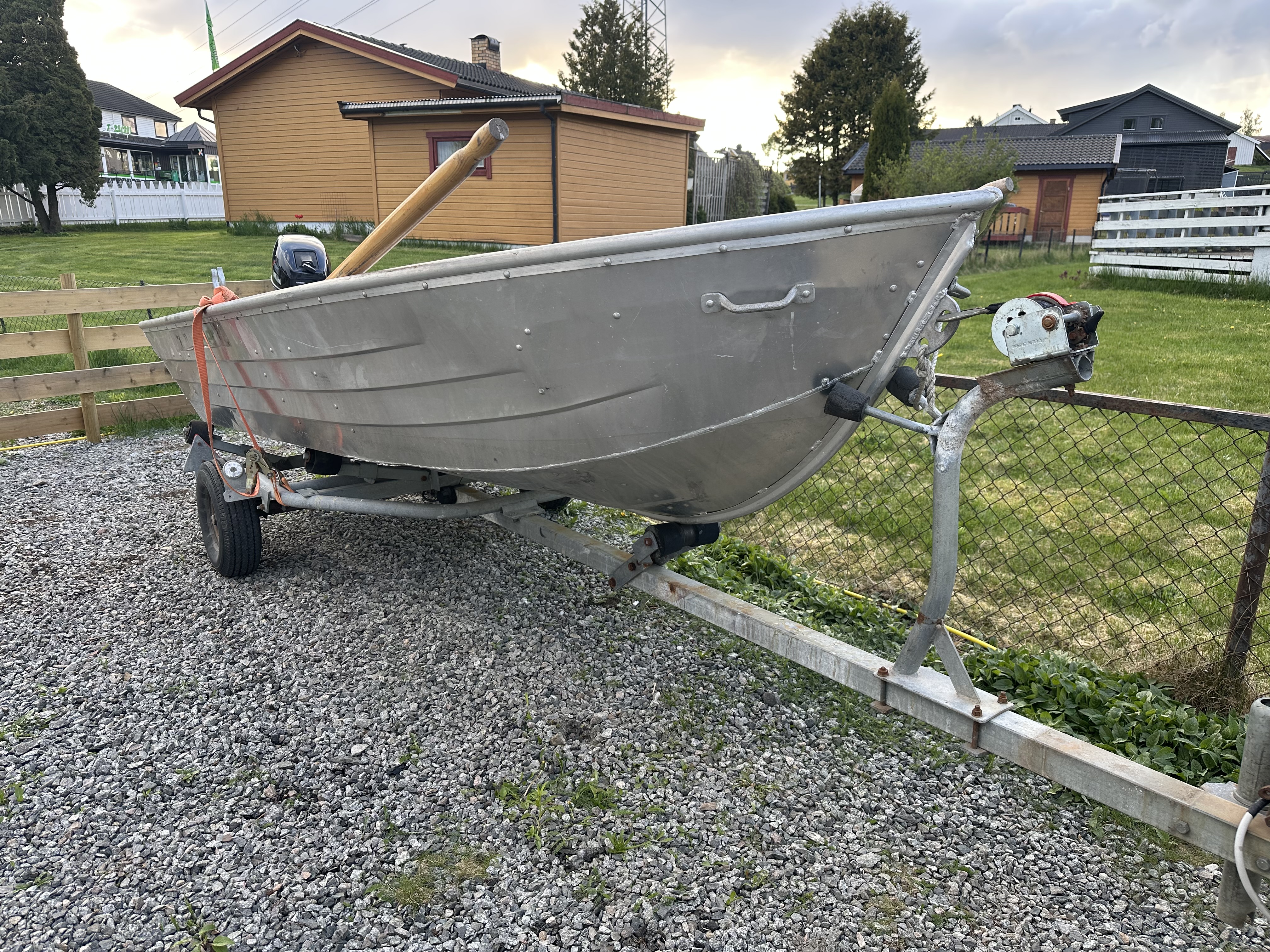     pioner aluminiumsbåt med yamaha 9,9 hk motor og henger