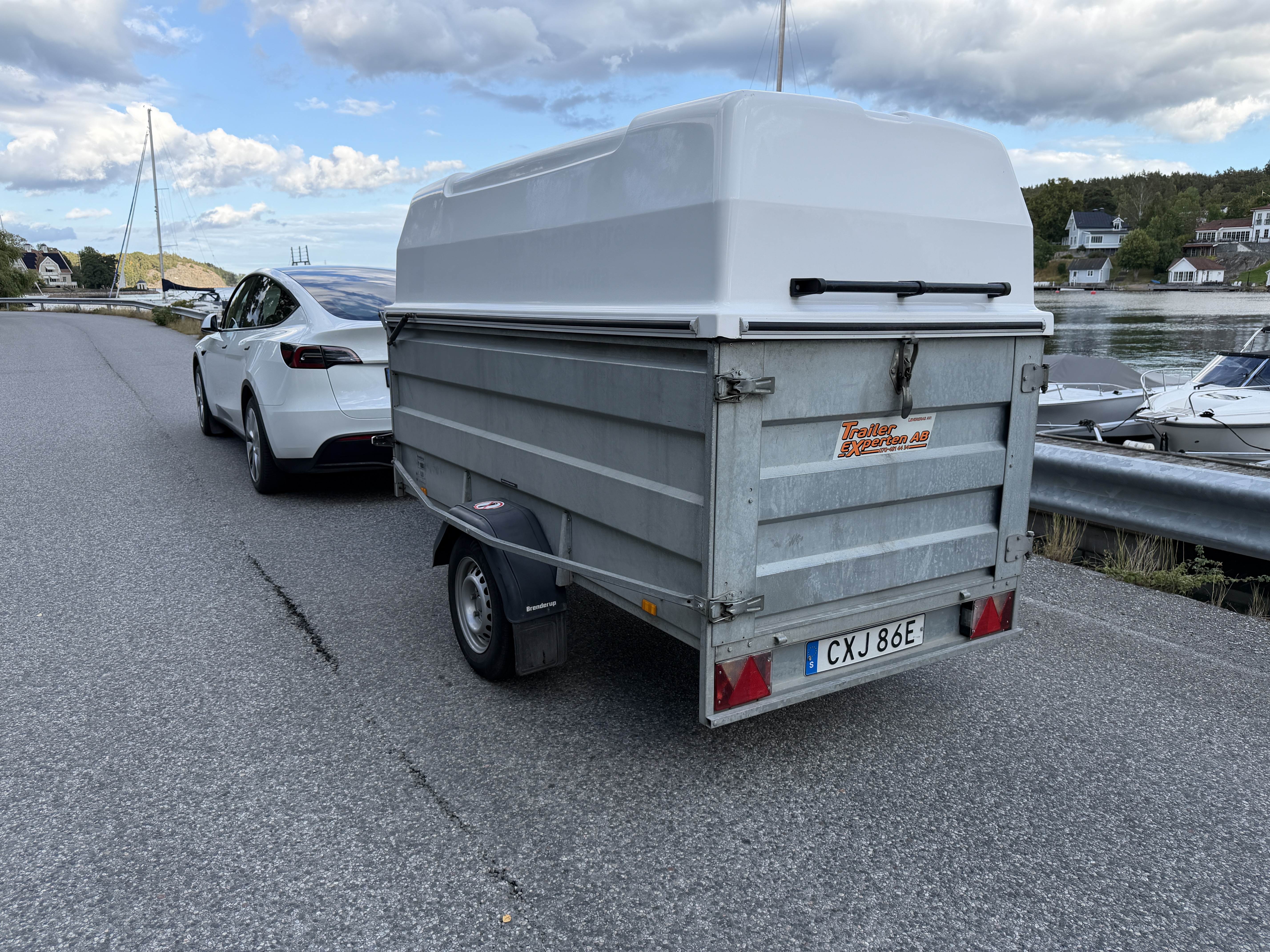 Släpvagn med kåpa