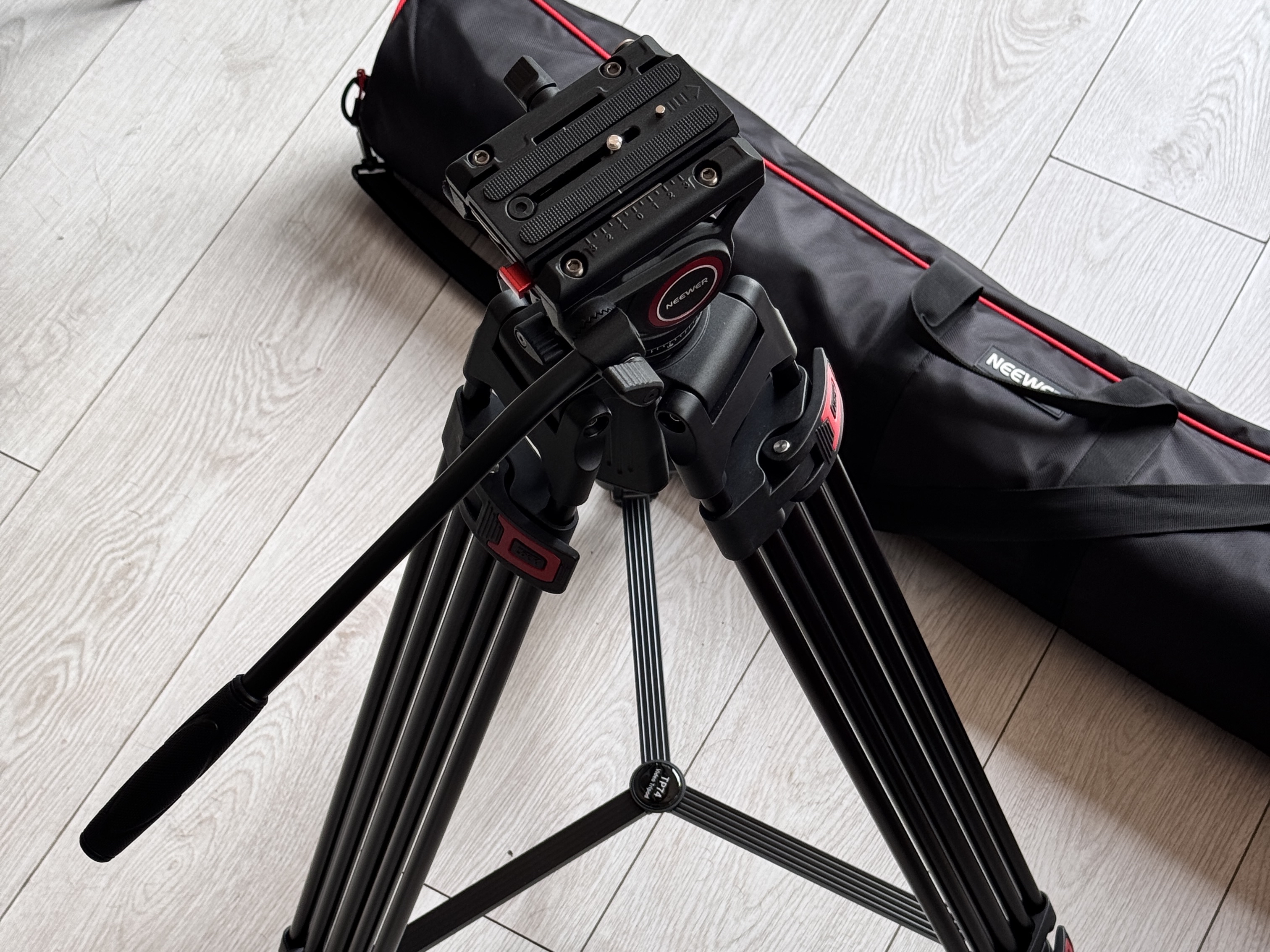 Neewer 74 inch pro video tripod