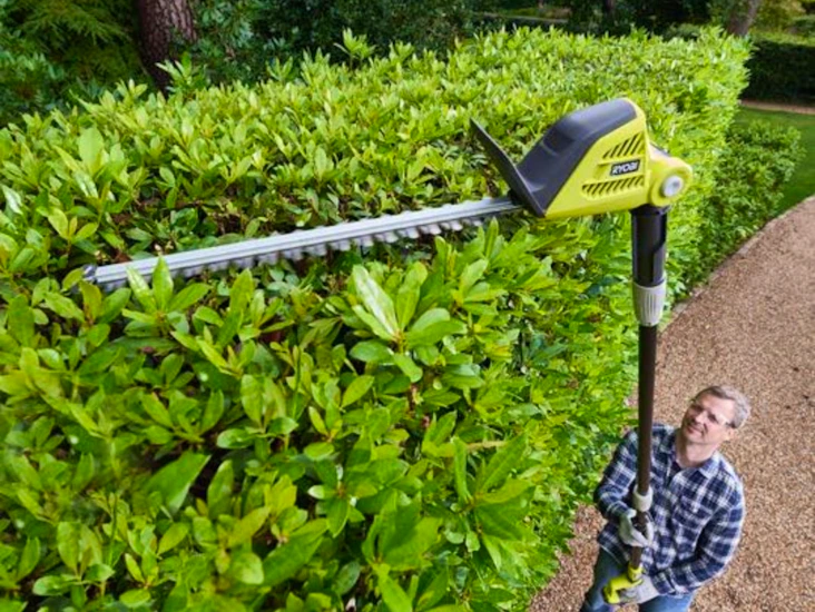 Två batteridrivna häcksaxar i paket för höga häckar