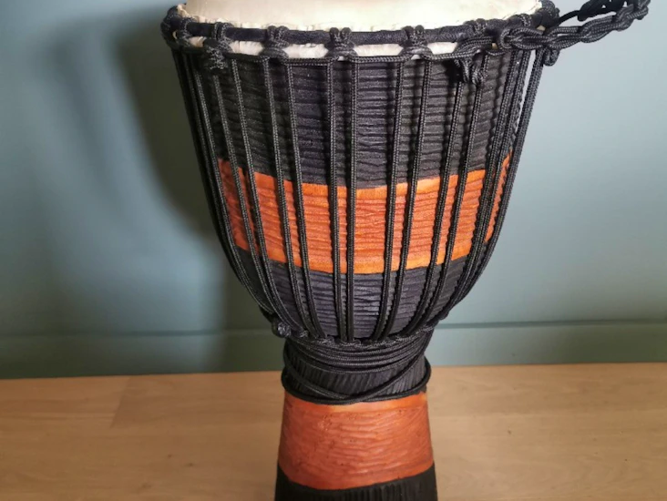 Stor djembe. afrikansk tromme.