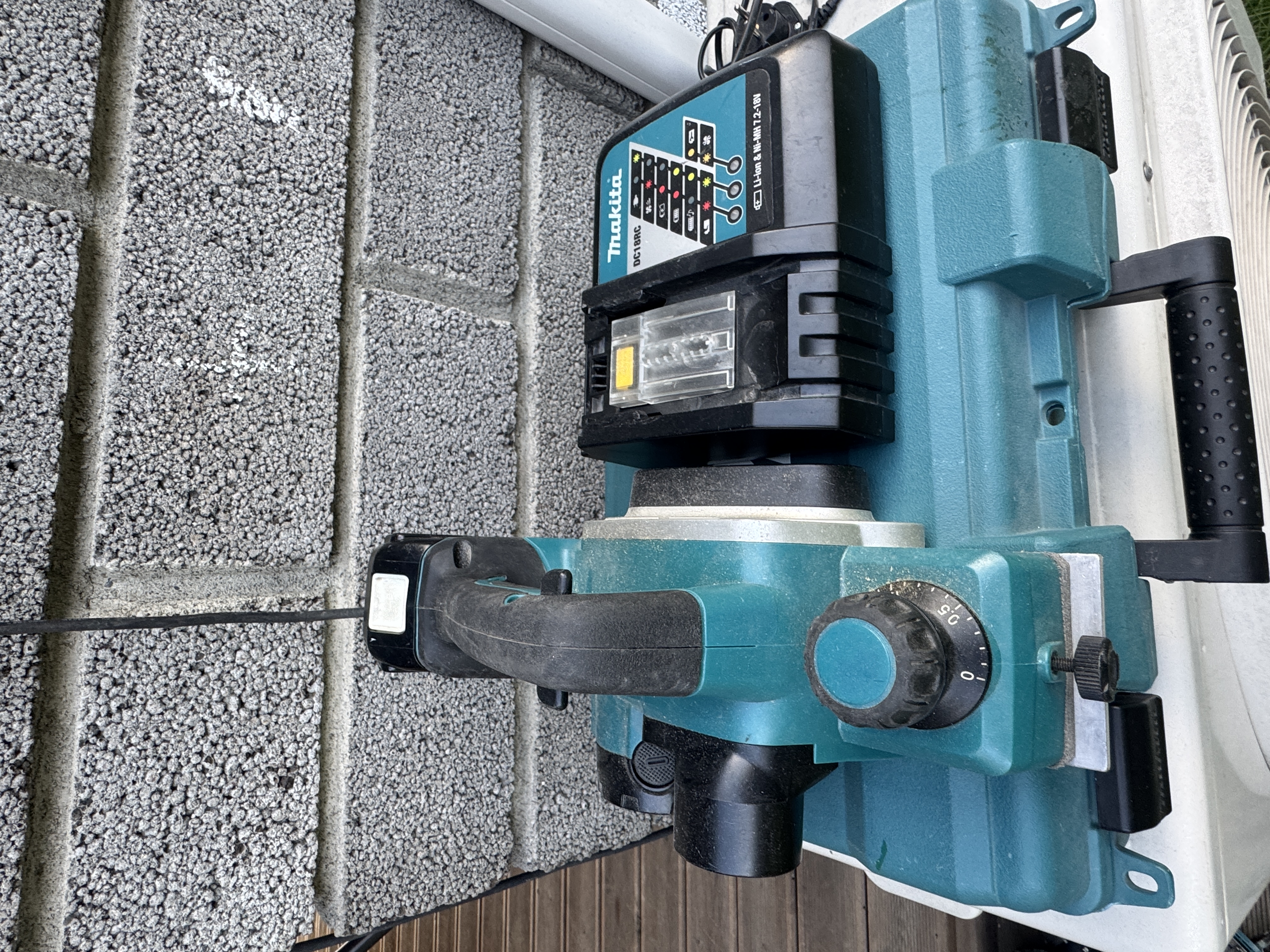 Batteridrevet høvel makita med batteri og lader 