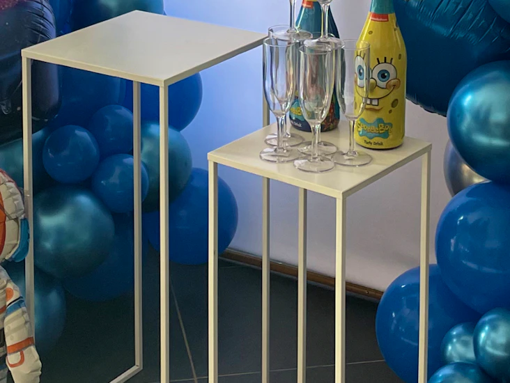 Bord passande för tårta/dekorationsvägg