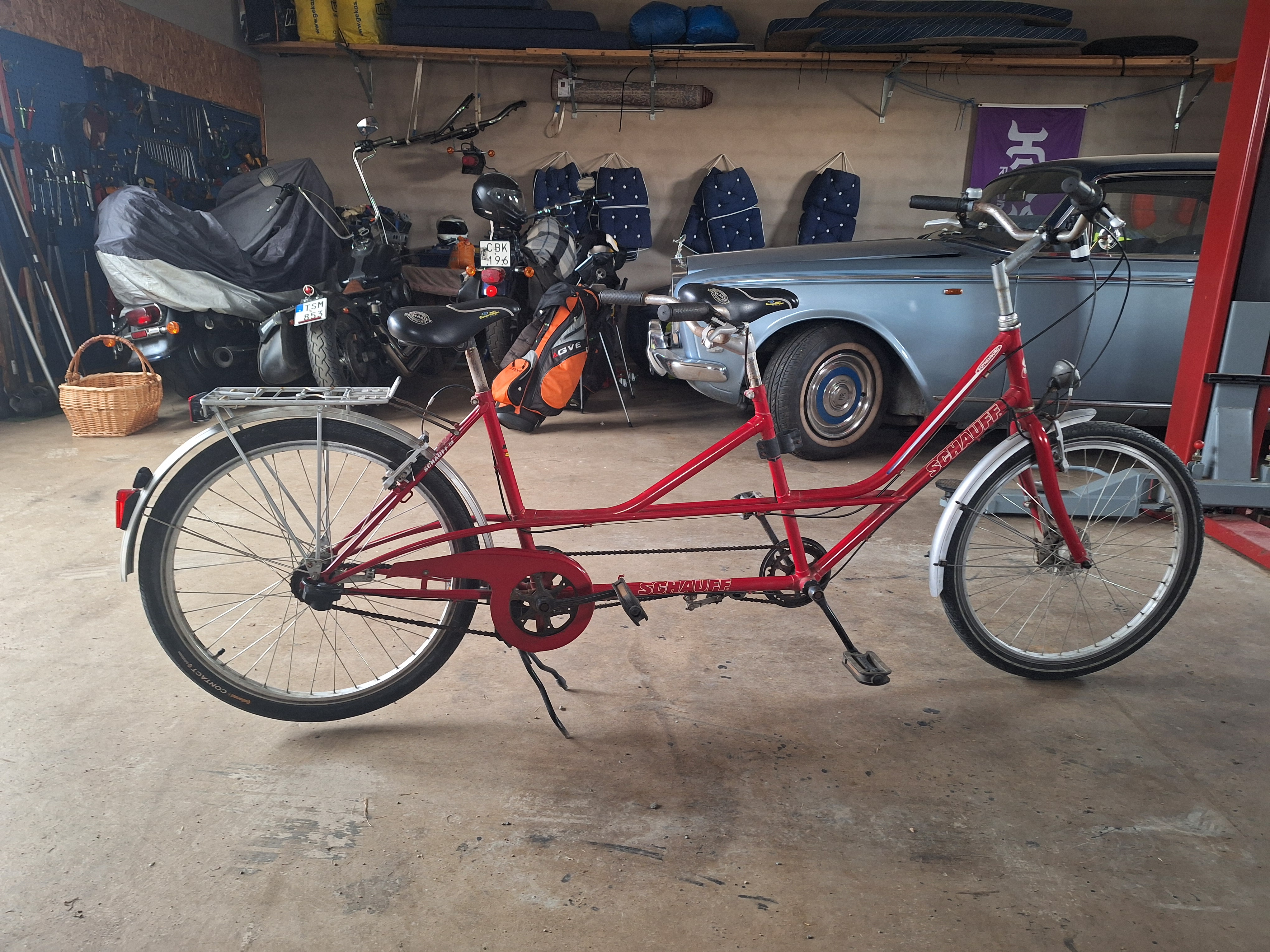 Röd tamdemcyckel  "ögonmagnet "