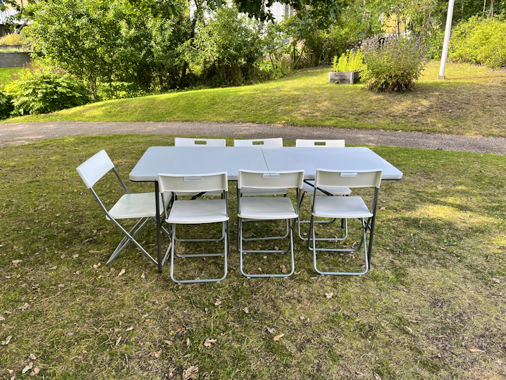 Fällbart bord + 7 stolar - perfekt för festen!