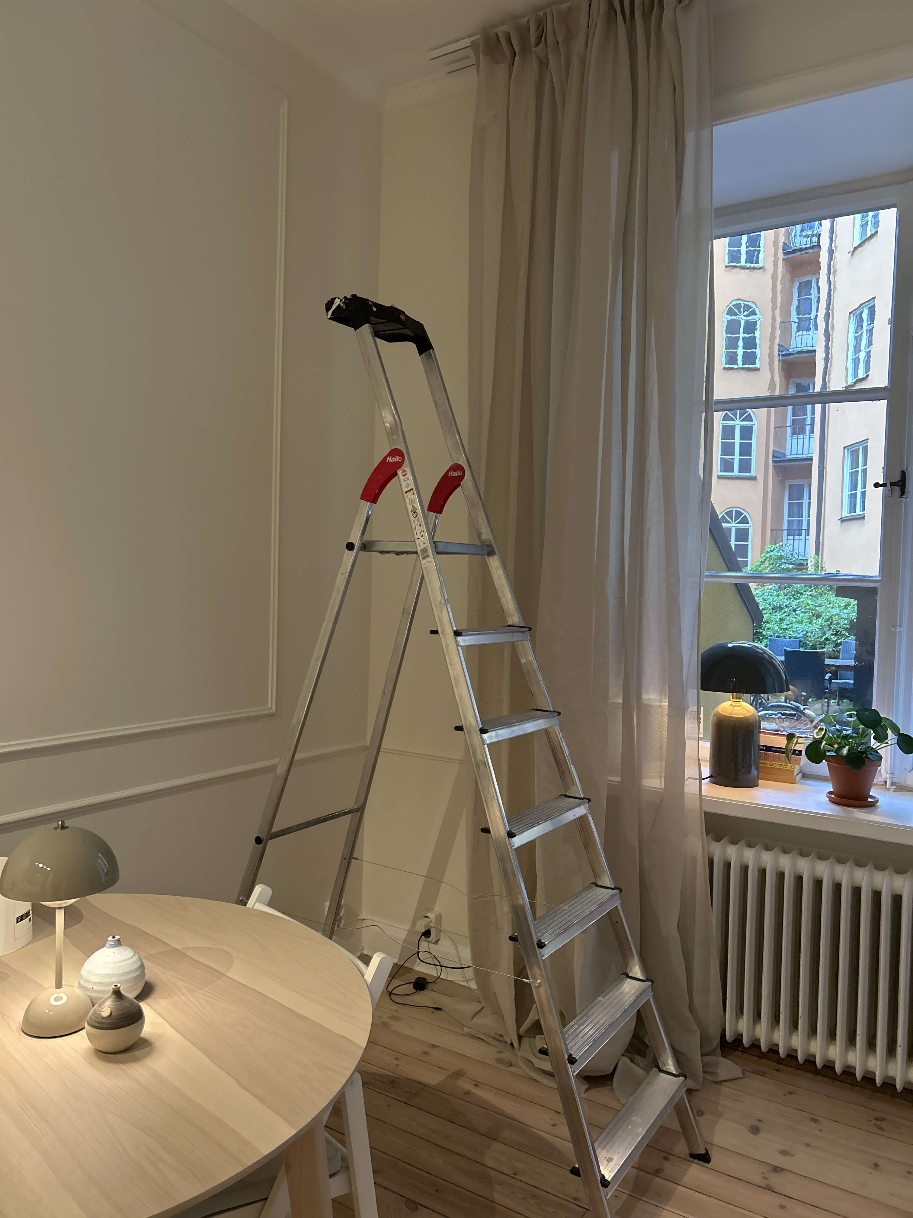 Rejäl och stadig stege som når över 3 meter. 