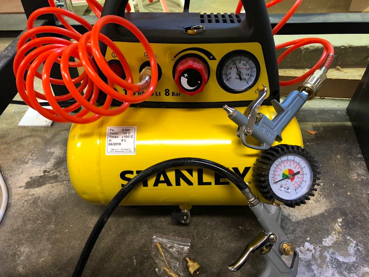 Portabel kompressor med tillbehör