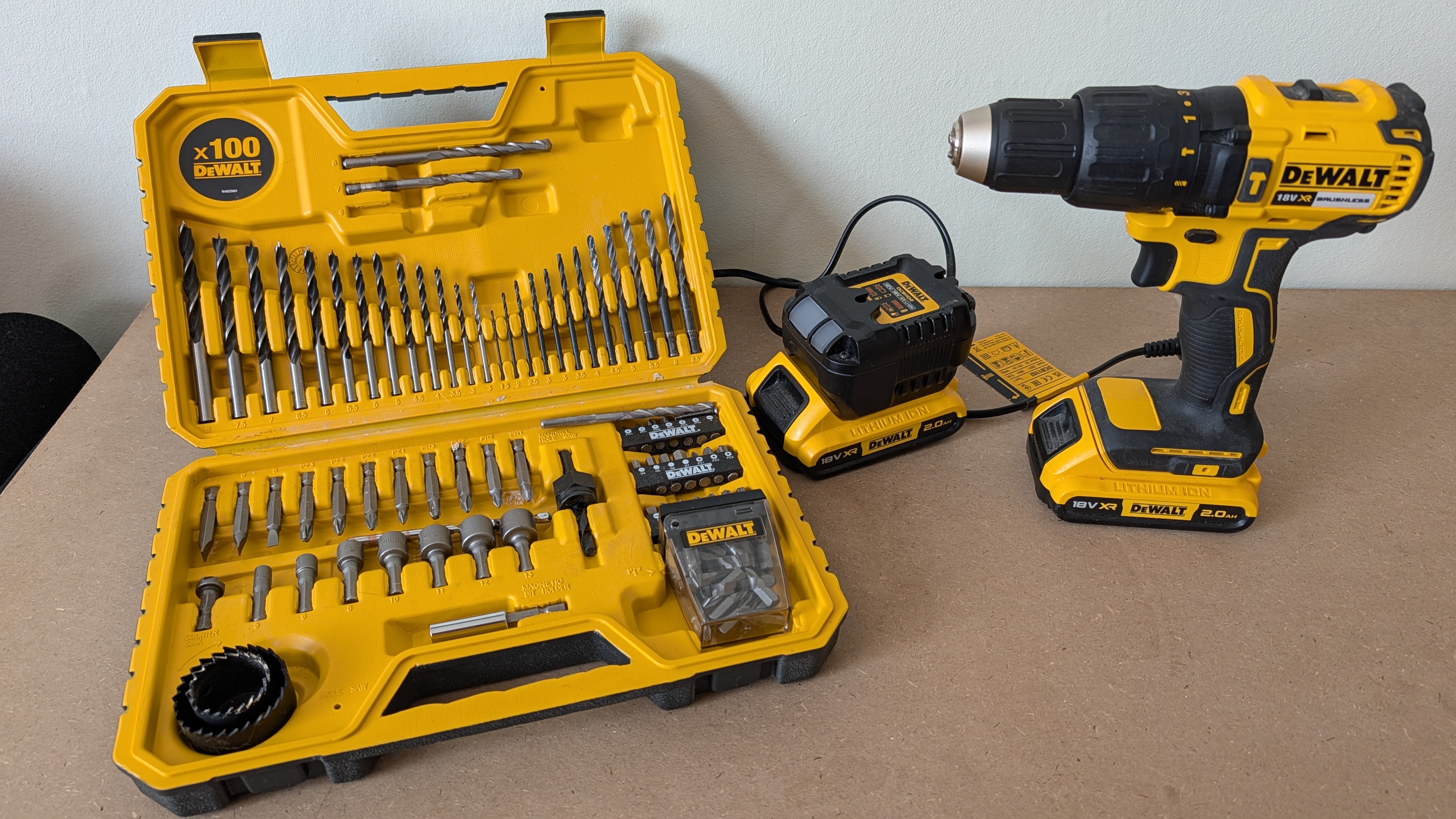 Dewalt dcd778 brushless drill, 2 batteries and bit set