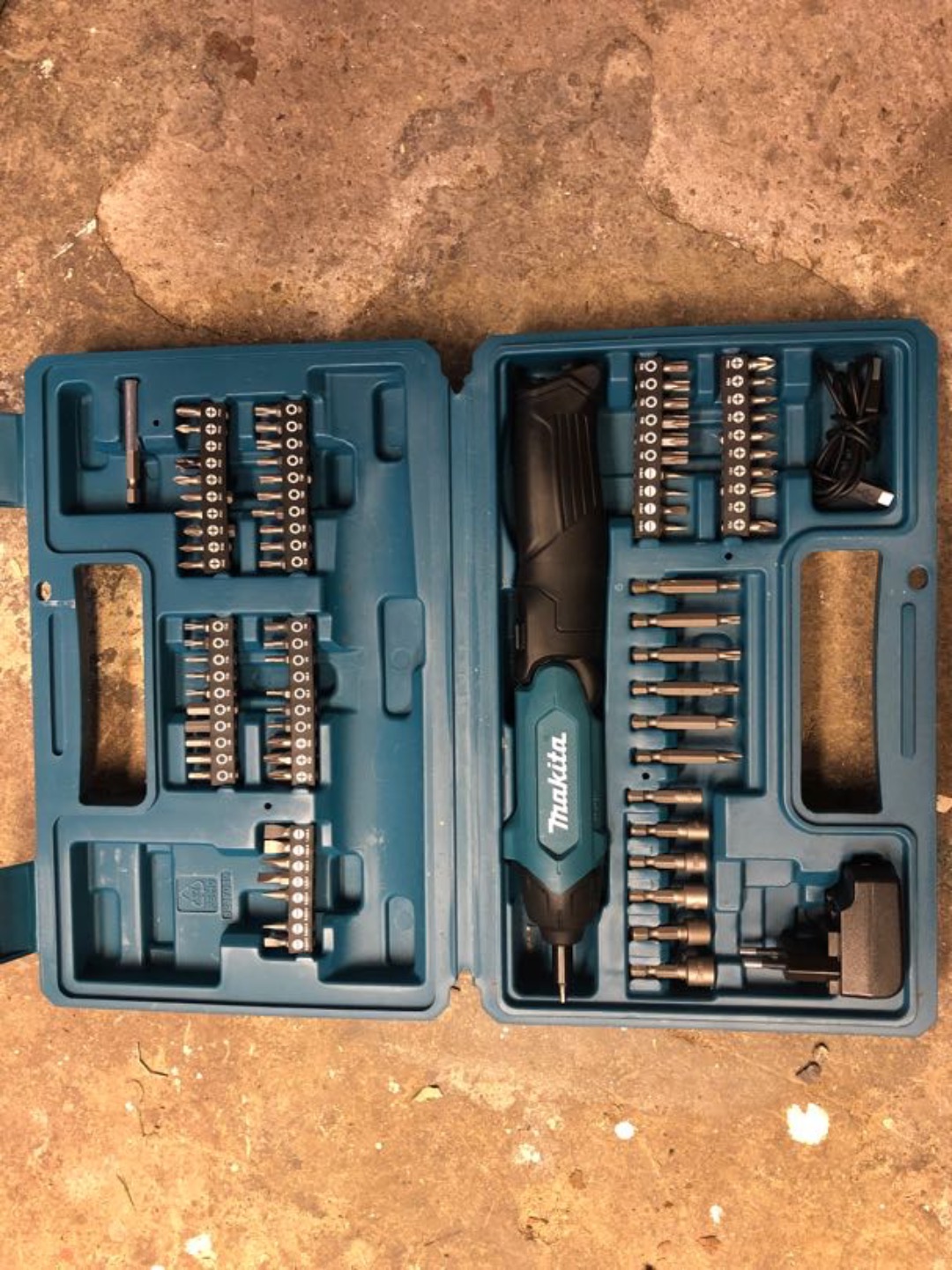 Liten smidig makitaskruvdragare med bits