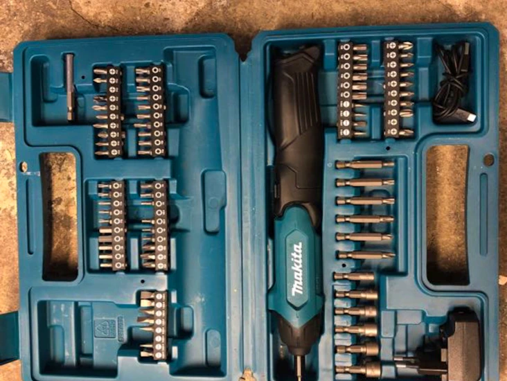 Liten smidig makitaskruvdragare med bits