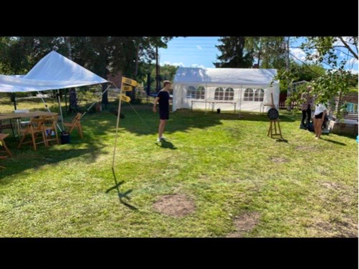 Regnfritt partytält 6*3m (det stora på bilden längs bak