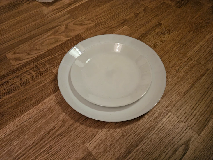 25 vita assietter i härdat glas