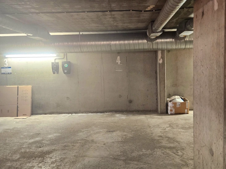 Stor garasjeplass, tilgang 24/7, min.18 grader, trygt-kameraovervåking