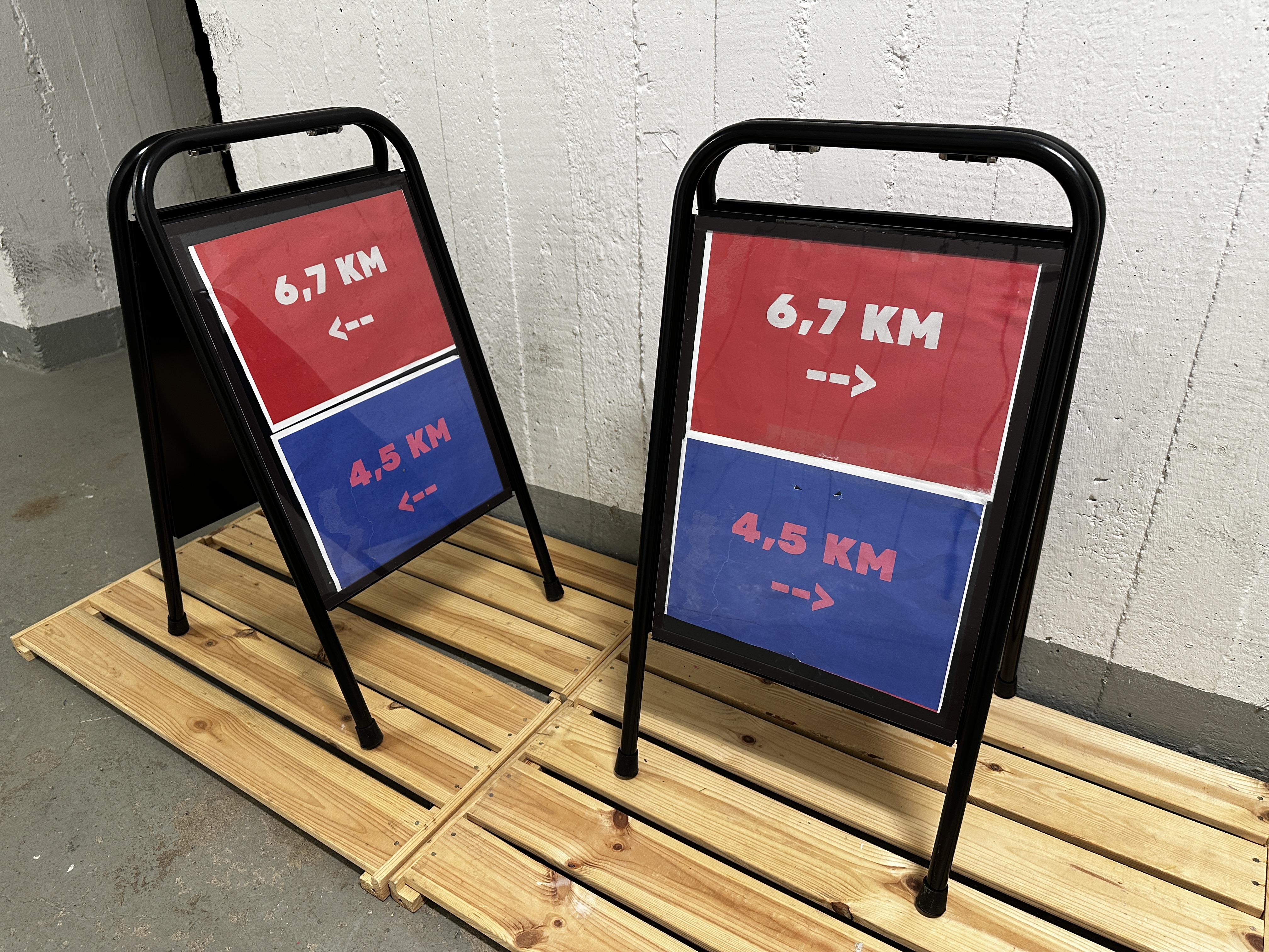 Två gatupratare - skyltning för fester och evenemang