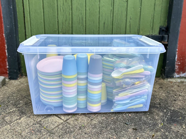 Festservis, kalas tallrikar och bestick för 70 personer (140st tallrikar)