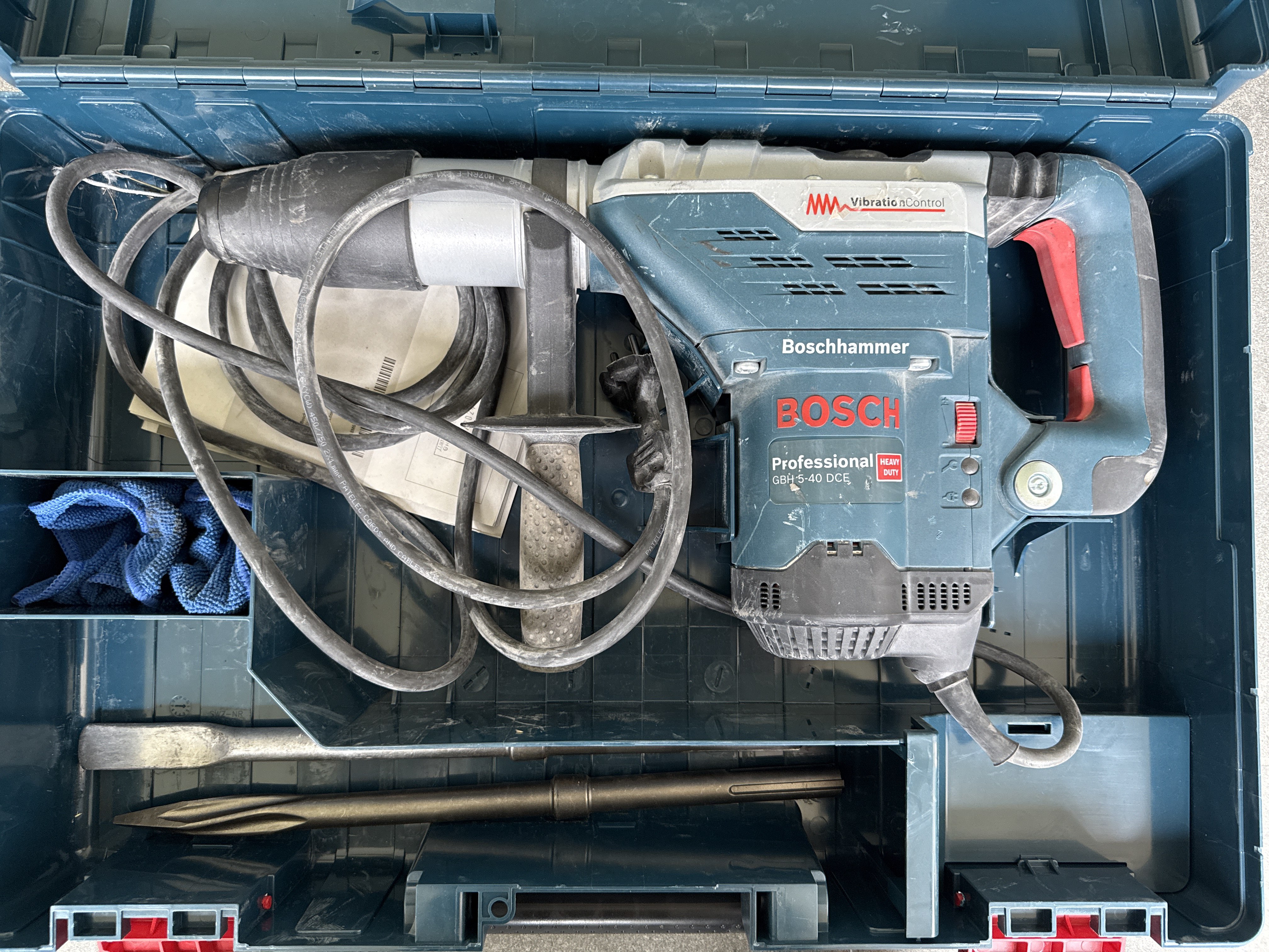 Kraftig bosch borhammer 8,8j – med flat- og piggmeisel