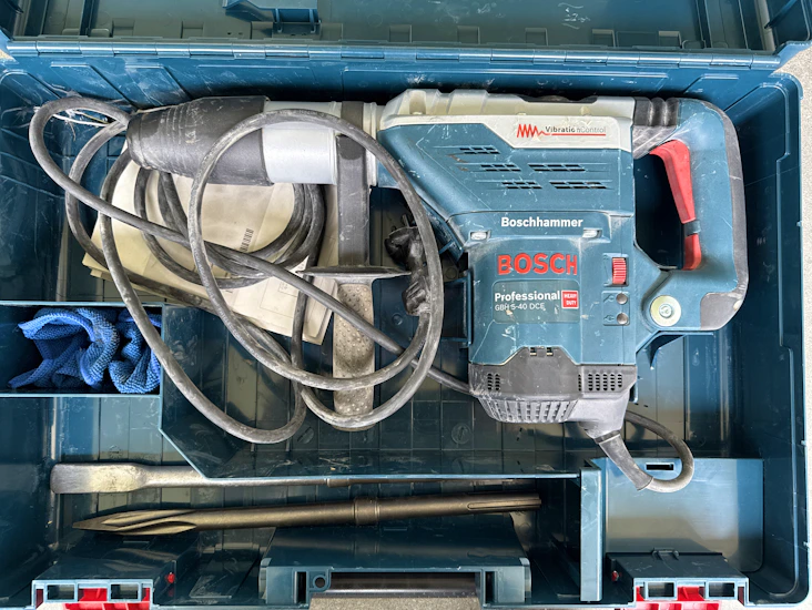 Kraftig bosch borhammer 8,8j – med flat- og piggmeisel