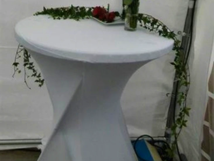 Ståbord med vitt eller svart överdrag 4 st