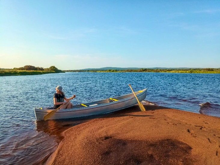 2-3 hengen kanootteja suoraan ounasjoen rannalta