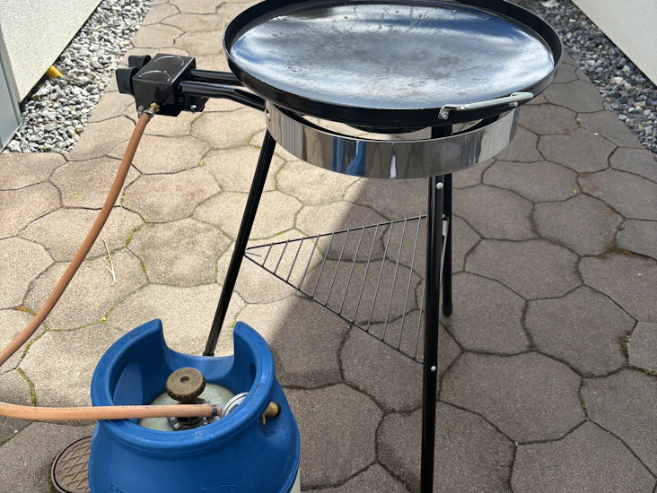 Parllapanna med gasolbrännare och gasoltub