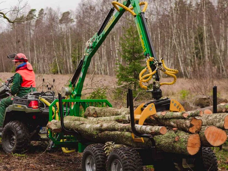 Skogsvagn atv 2 ton med 4,2 m kran inkl. kraftfull gripskopa för att lasta och dika.