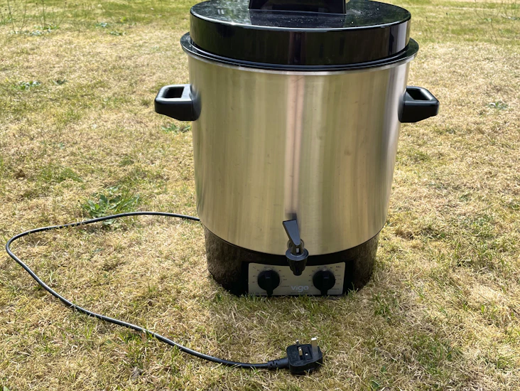 Hot water urn/boiler 27 litre stainless steel, electric. also bottle/jar pasteuriser, steriliser.