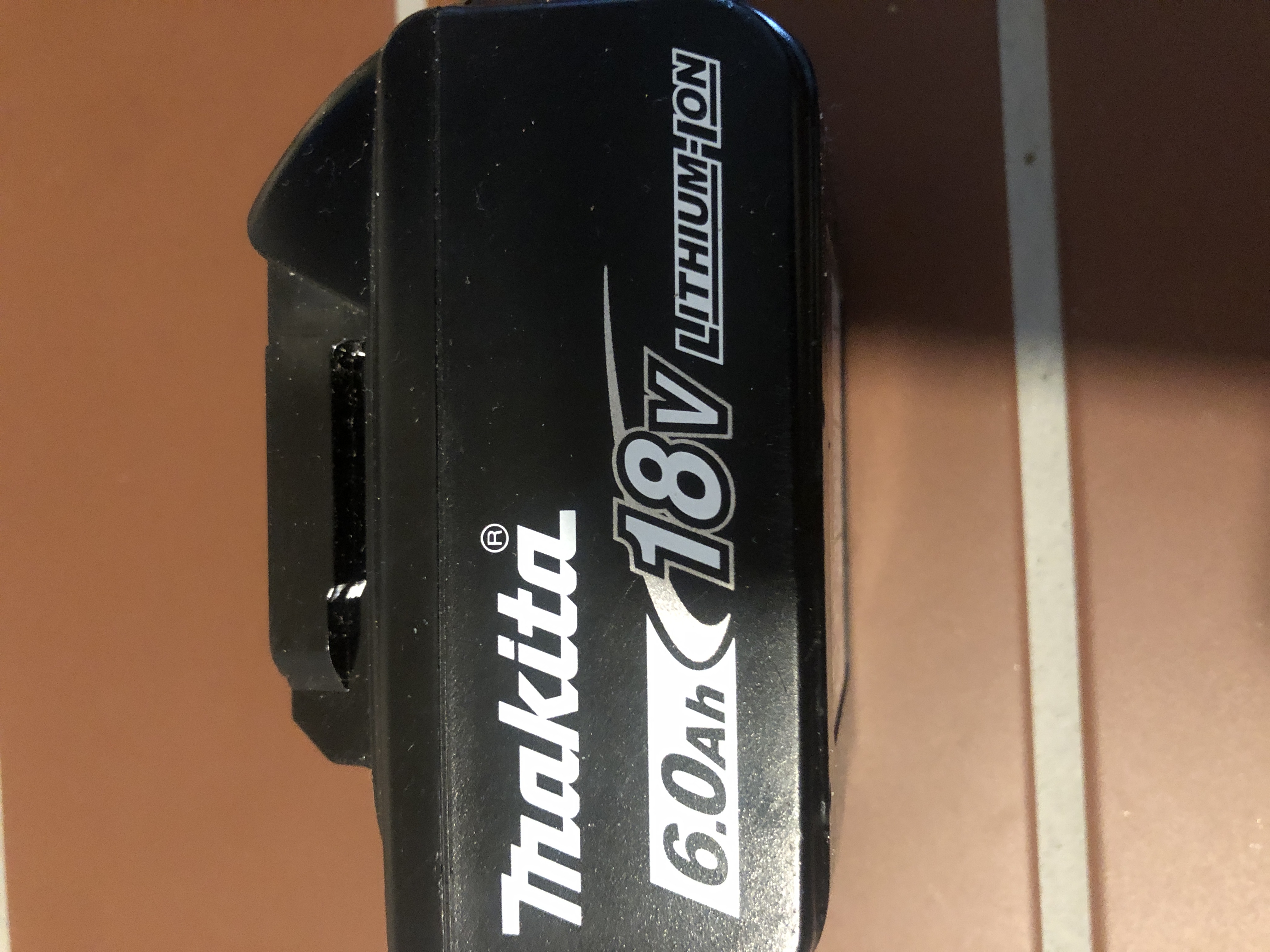 Makita akkupensasleikkuri teleskooppivarrella
