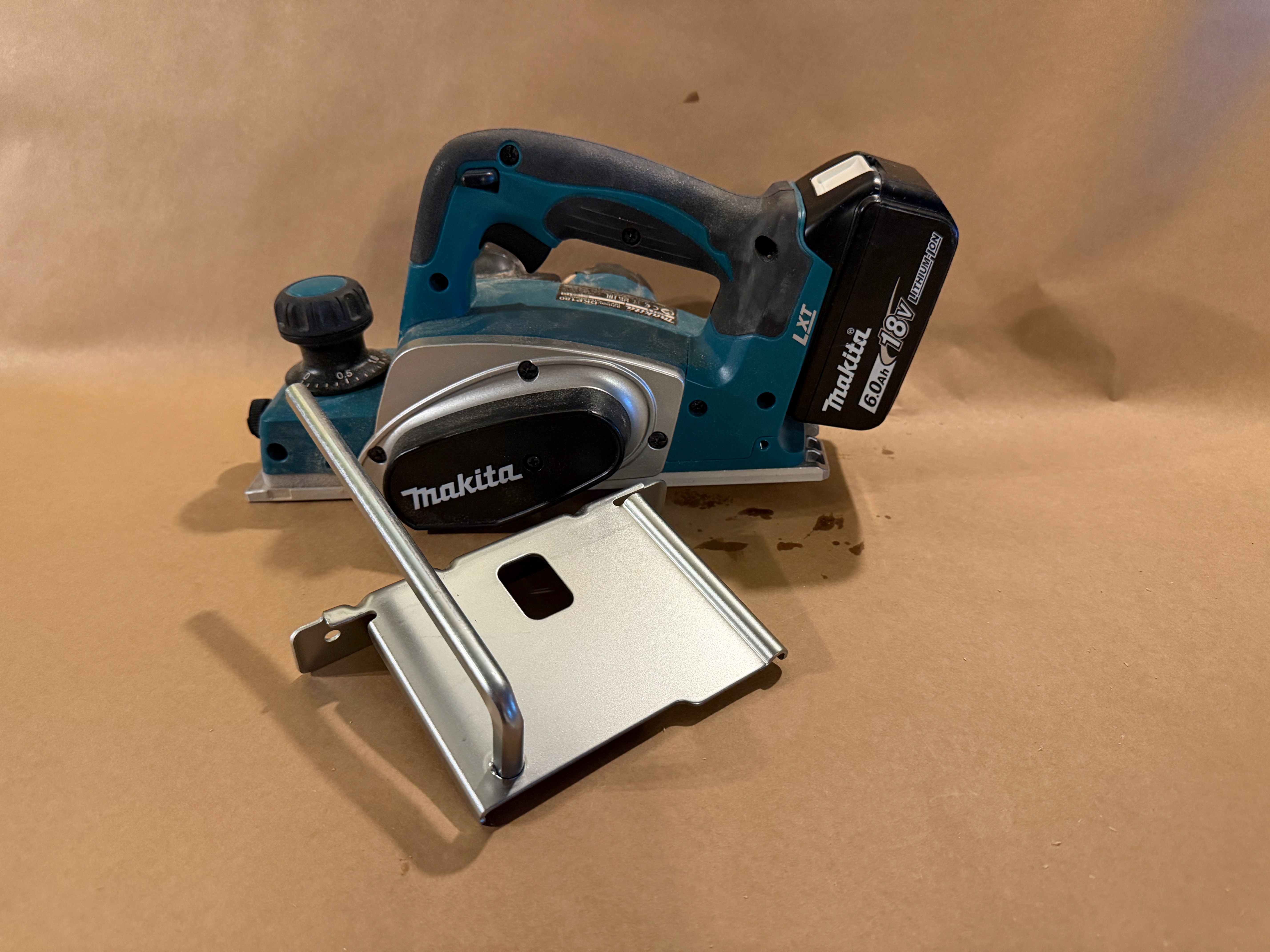 Makita batteridrevet høvel