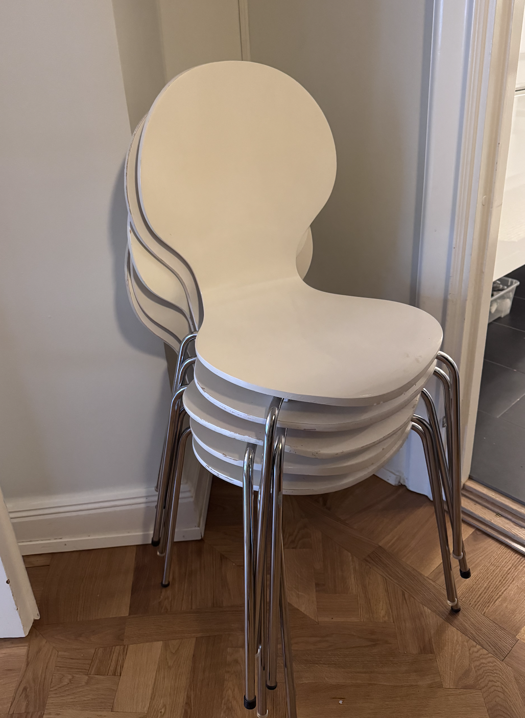 Staplingsbara stolar – vita (5 st)