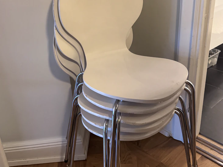 Staplingsbara stolar – vita (5 st)